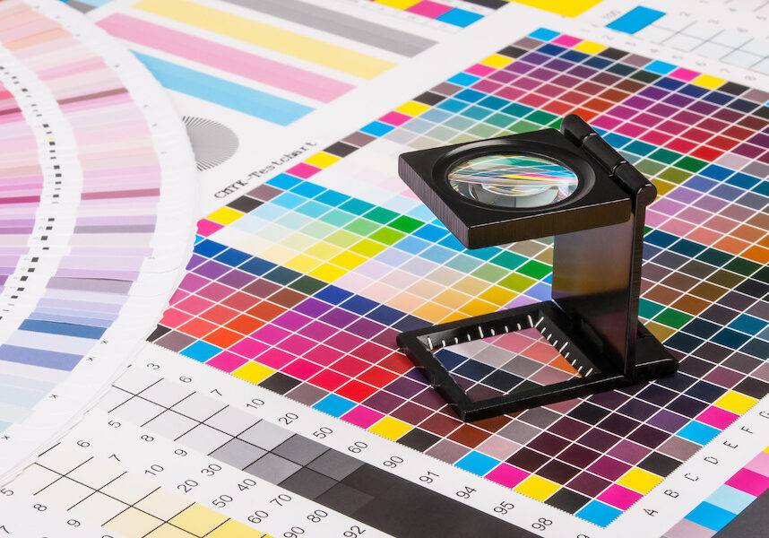 The magnifying glass standing on a leaf of the test print